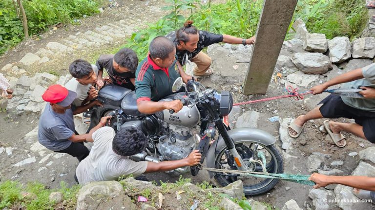 तुइनखोला पहिरोको सास्ती : यसरी तार्छन् युवाले मोटरसाइकल
