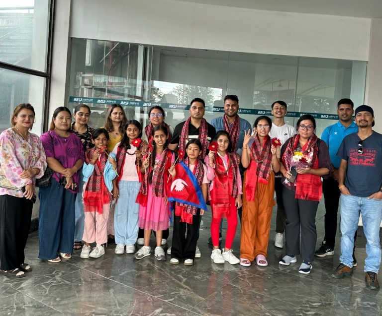 माल्दिभ्समा एक कास्य जितेर स्केटिङ टोली स्वदेश फर्कियो