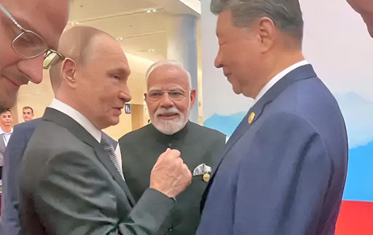 एससीओमा एकअर्काको हात समात्दै पुटिन, मोदी र सी