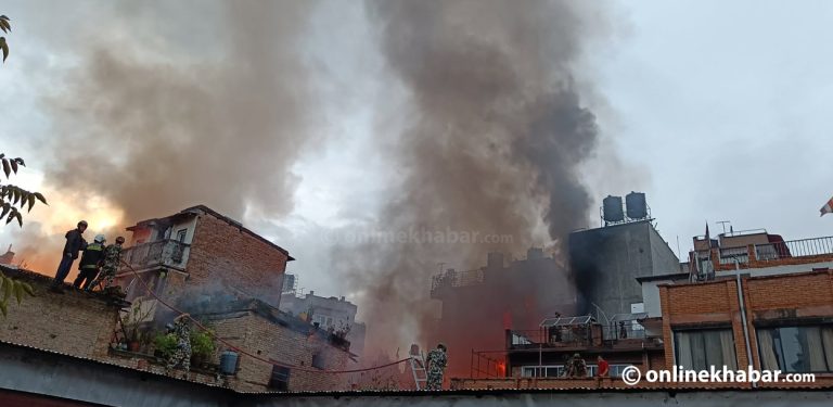 काष्ठमण्डपमा तीन घण्टादेखि आगलागी, नियन्त्रणको प्रयास हुँदै