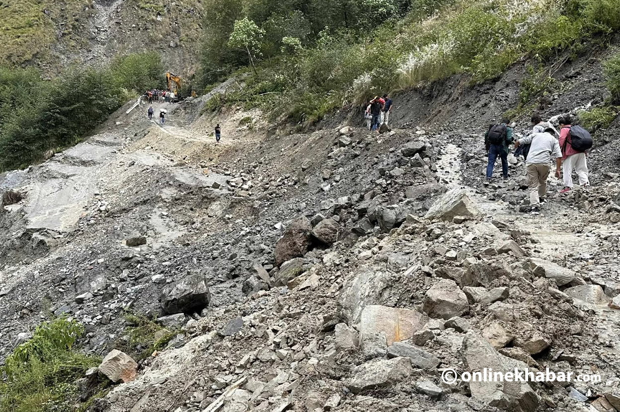 डाक्लाङ-लिपिङ खण्ड दुई महिनादेखि अवरुद्ध, दशैंका सामान नाकामै रोकिए