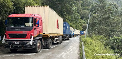 डाक्लाङ-लिपिङ खण्ड दुई महिनादेखि अवरुद्ध, दशैंका सामान नाकामै रोकिए