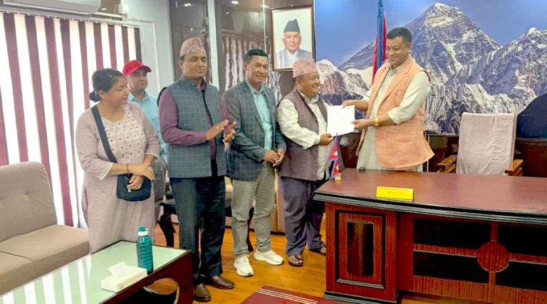 प्रदेश समन्वय परिषद्‌‌ बैठक माग गर्दै बागमतीका मुख्यमन्त्रीलाई संघ र महासंघको ज्ञापनपत्र