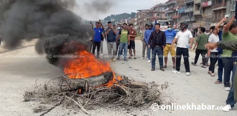 काभ्रेको बनेपामा टायर बालेर प्रदर्शन