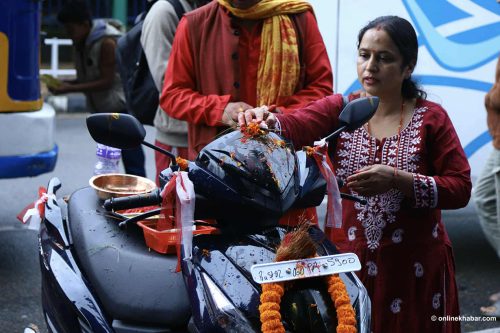भद्रकालीमा यसरी गरियो सवारी साधनको पूजा (तस्वीरहरू)