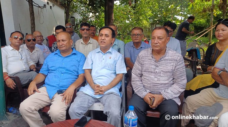 देउवा निवासमा जलेका नाेट भेटिएकोबारे विश्वप्रकाश : स्पष्ट पार्ने दायित्व घरवालाकै हो