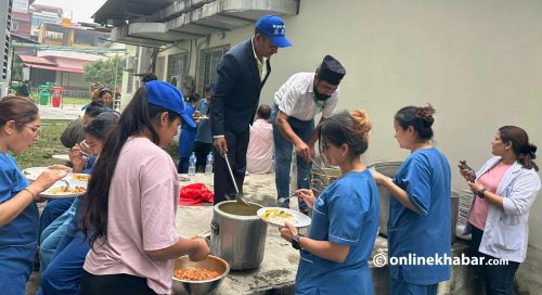 घाइते जेनजी र उपचारमा खटिने स्वास्थ्यकर्मीलाई नि:शुल्क खाना [फोटोफिचर]