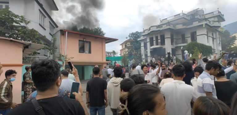 ऊर्जामन्त्री दीपक खड्काको घरमा आगजनी