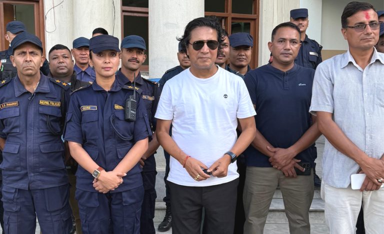 क्षतिग्रस्त प्रहरी चौकी पुननिर्माण गर्न दीपकराज गिरीले प्रदान गरे आर्थिक सहयोग