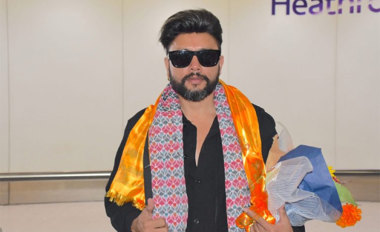‘दुश्मन हेरेको हेर्‍यै’ टुरका लागि लन्डन आइपुगे दुर्गेश थापा