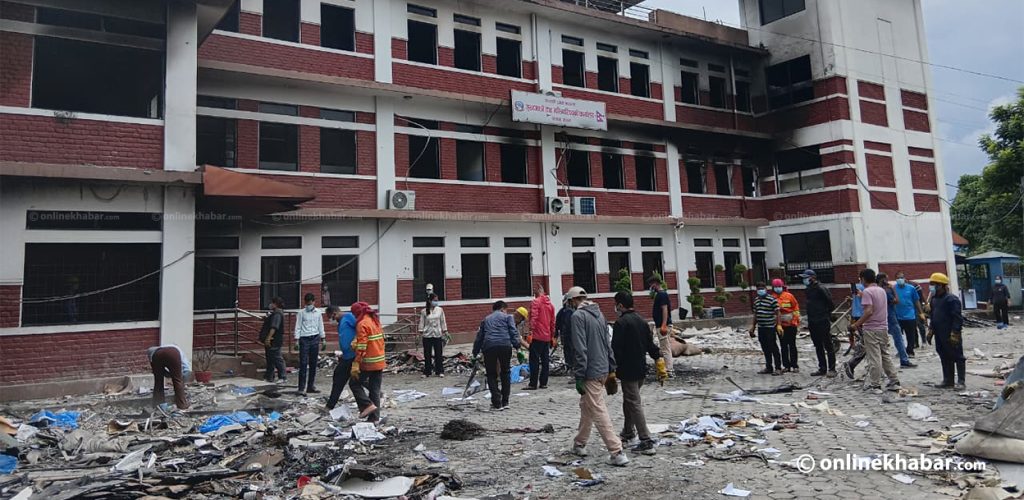 खरानी पन्छाउँदै निस्किए कर्मचारी, मुख्यमन्त्रीको आरोप- पहिल्यै जलाउँछु भन्नेहरूले जलाए
