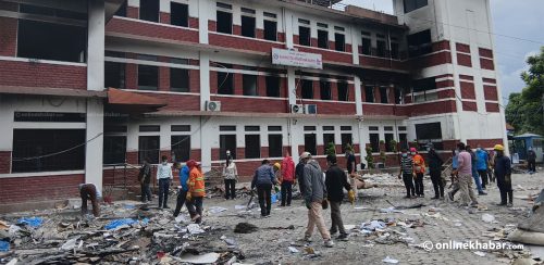 खरानी पन्छाउँदै निस्किए कर्मचारी, मुख्यमन्त्रीको आरोप- पहिल्यै जलाउँछु भन्नेहरूले जलाए