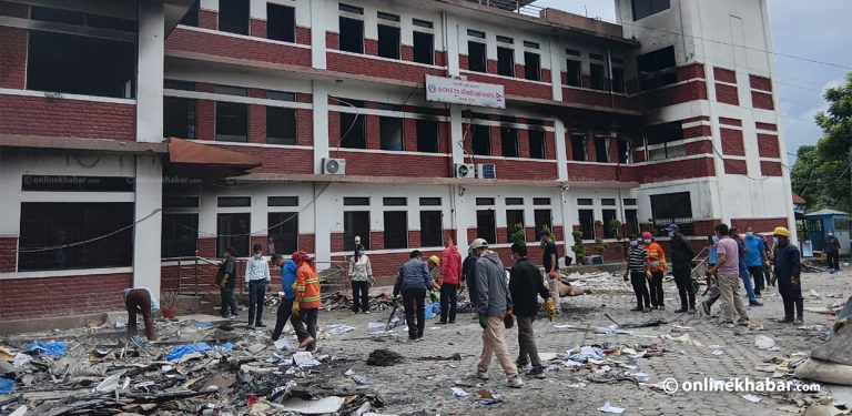 खरानी पन्छाउँदै निस्किए कर्मचारी, मुख्यमन्त्रीको आरोप- पहिल्यै जलाउँछु भन्नेहरूले जलाए