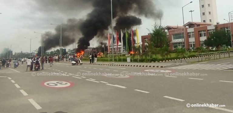प्रदर्शनकारीले भैरहवा विमानस्थलमा गरे आगजनी
