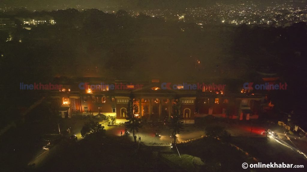 शीतल निवासमा पुत्ताइरहेछ धुँवा (ड्रोन भिडियो/फोटो)