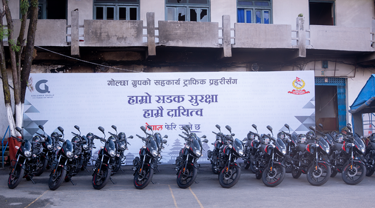 ट्राफिक प्रहरी कार्यालय बग्गीखानालाई गोल्छा ग्रुपले दियो २० थान मोटरसाइकल