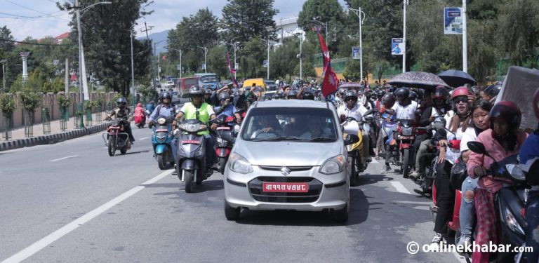 हर्क साम्पाङ काठमाडौं आउँदा समर्थकको र्‍याली (तस्वीरहरू)
