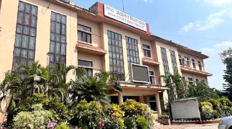 सुन जोख्ने तराजुले बरामद लागुऔषध जाेख्दै प्रहरी, अदालतले माग्याे कारण