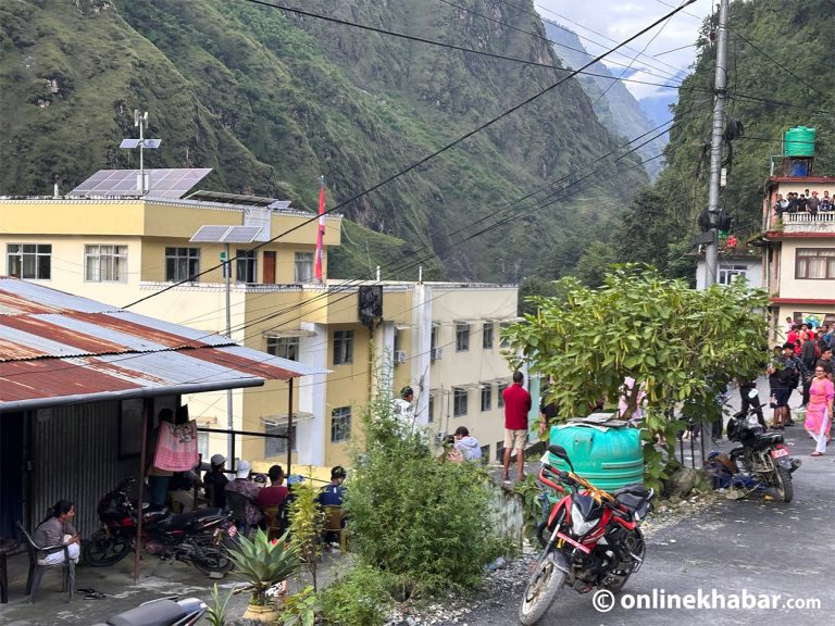 माथिल्लो भोटेकोशीको सेयर विवादमा गाउँपालिका कार्यालय तोडफोड