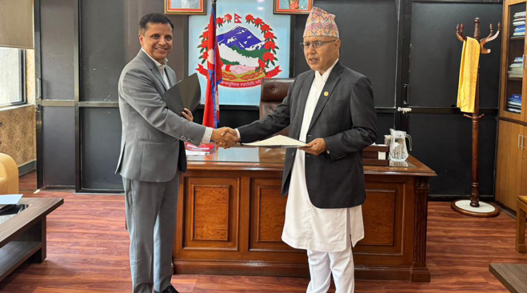 बीमा प्राधिकरण अध्यक्ष शर्माले लिए सपथ
