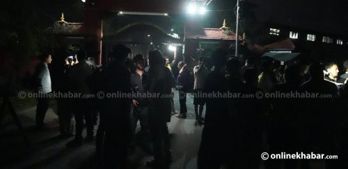 नयाँ सरकारको नेतृत्वबारे जंगीअड्डा बाहिर विवाद (तस्वीरहरू)