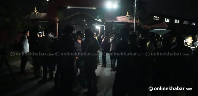 नयाँ सरकारको नेतृत्वबारे जंग्गीअड्डाबाहिर विवाद (तस्वीरहरू)