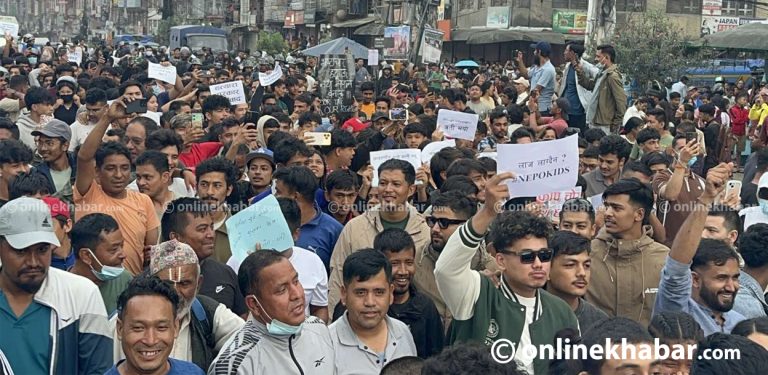 काभ्रेमा जेनजीको प्रदर्शनले अरनिको राजमार्ग अवरुद्ध
