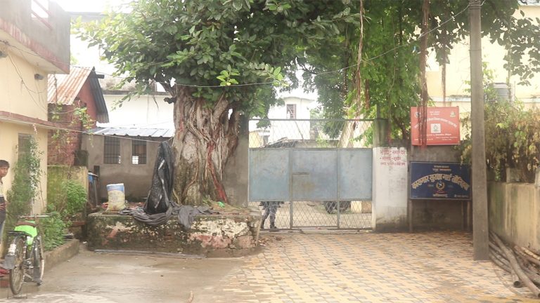कपिलवस्तु कारागारबाट ४०० बढी कैदी भागे, अदालतमा आगो लगाए