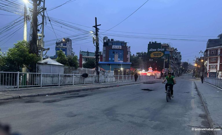 काठमाडौंमा सामान्य चहलपहल सुरु (तस्वीरहरू)