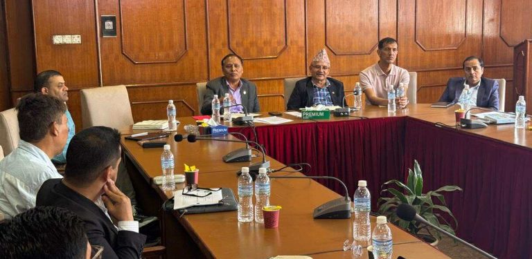 सडकका २३४ रुग्ण ठेक्का तोडिंदै, समयमा निर्णय नगर्ने कर्मचारीमाथि पनि छानबिन हुने
