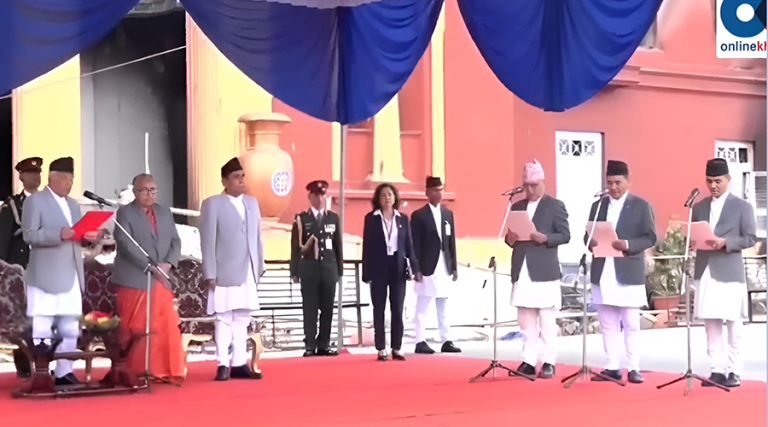 शीलतनिवासको खण्डहर भवन बाहिर तीन मन्त्रीले लिए शपथ