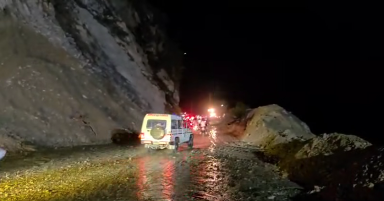 अवरुद्ध भएको ५४ घण्टापछि खुल्यो मुग्लिङ-नारायणगढ सडक