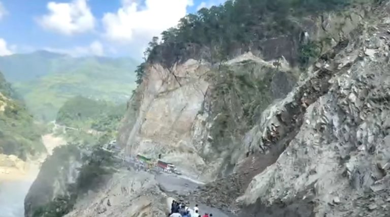 तुइनखोलामा फेरि खस्यो पहिरो, सडक दुईतर्फी अवरुद्ध