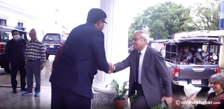 प्रधानमन्त्रीलाई भेटेर भारतीय राजदूतले भने- हामी शान्ति र सुशासनको पक्षमा छौं