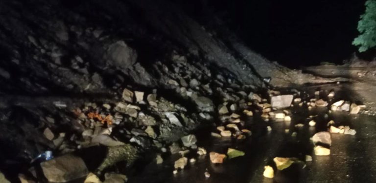 नौबिसे-मुग्लिन सडकखण्डमा पनि दुईवटा पहिरो, राजमार्ग पूर्ण अवरुद्ध