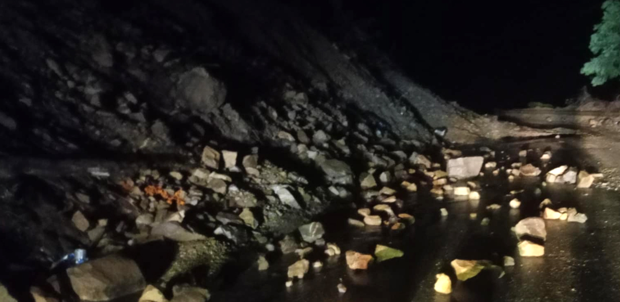 नौबिसे-मुग्लिन सडकखण्डमा पनि दुईवटा पहिरो, राजमार्ग पूर्ण अवरुद्ध