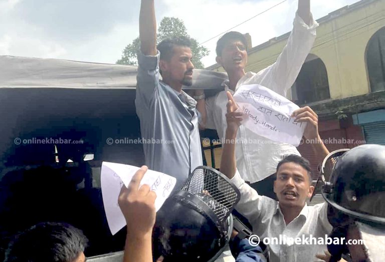 कांग्रेसको  भ्रातृ संस्था नेविसंघकै नेता कार्यकर्ता सडकमा उत्रिए