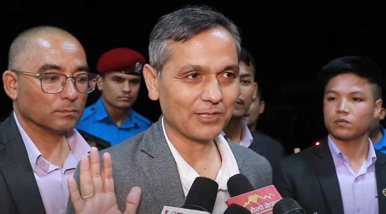 ओलीसहितका नेताको पासपोर्ट रोक्काबारे गृहमन्त्री– अनुसन्धान गर्ने निकायले सबै गर्छ