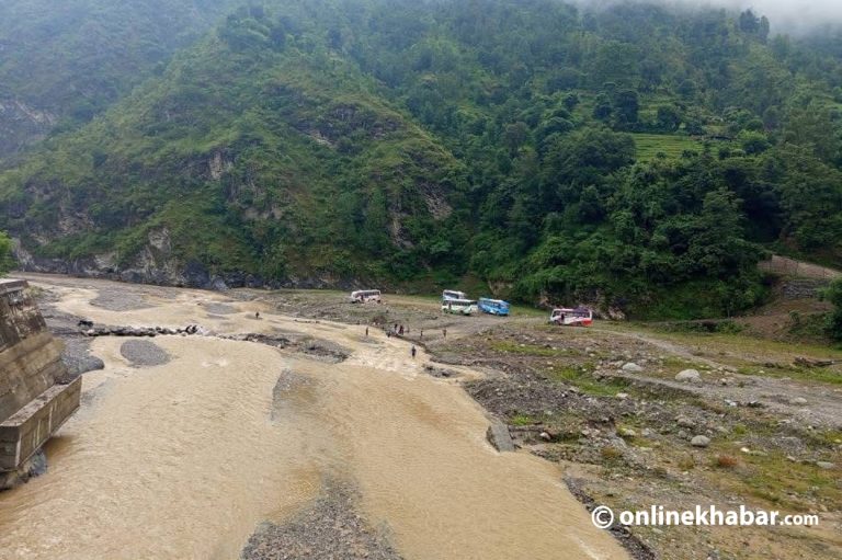 रोशीले हृयुम पाइप बगाउँदा डाँडापारी जाने यातायात अवरुद्ध