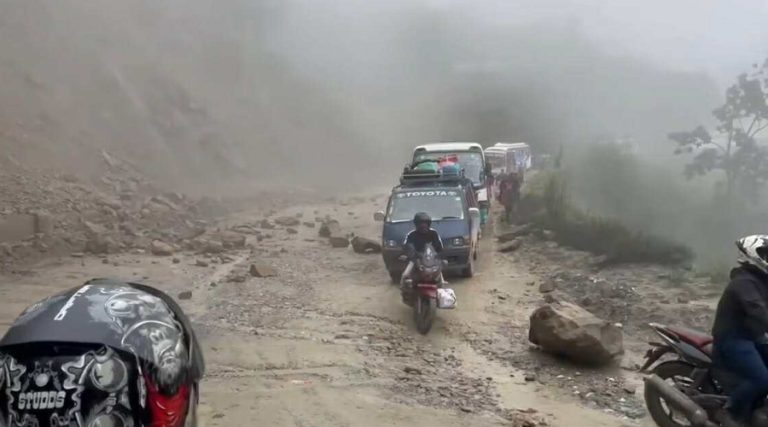 रोशीले हृयुम पाइप बगाउँदा डाँडापारी जाने यातायात अवरुद्ध