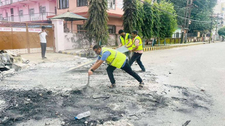 मकवानपुरका पत्रकारले सफा गरे सडक