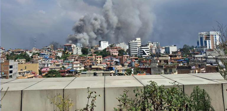 प्रदर्शनकारीले लगाए संसद् भवनमा आगो 