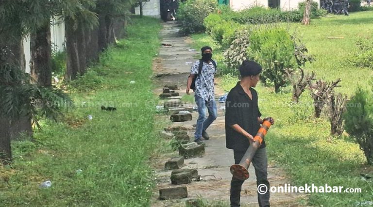 संसद् भवनभित्र जेनजीहरूको ढुंगामुढा (तस्वीरहरू)
