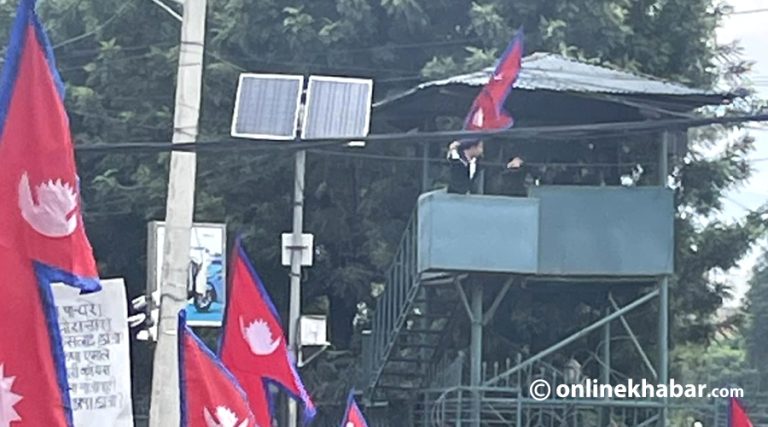 बानेश्वरको सुरक्षा पोष्टबाट प्रदर्शनकारीले फहराए नेपालको झण्डा