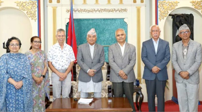 शैक्षिक अभियन्ताहरूले राष्ट्रपतिलाई भने : शिक्षालाई दलीयकरण हुनबाट जोगाउँ