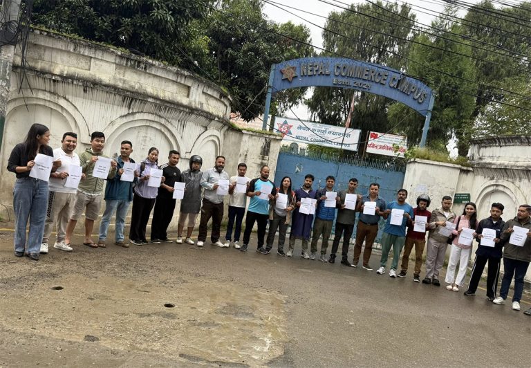 संविधान रक्षाको माग गर्दै कमर्स क्याम्पसमा पनि विद्यार्थीको प्रदर्शन