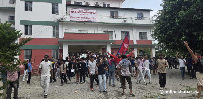 सुदूरपश्चिमको मुख्यमन्त्री कार्यालयमा प्रवेश गरे प्रदर्शनकारी