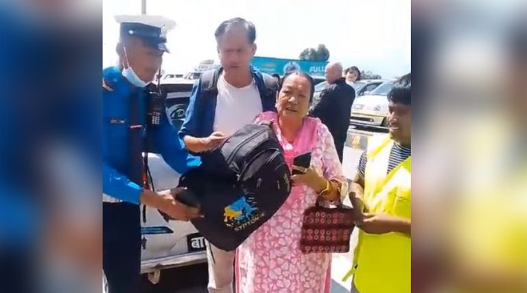 हराएको गरगहना र नगद ट्राफिक प्रहरीद्वारा सम्बन्धितलाई हस्तान्तरण