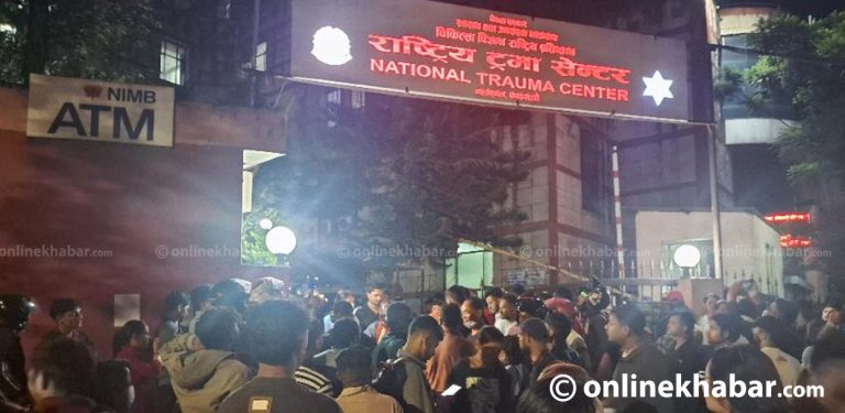 ट्रमा सेन्टरबाहिर आफन्तको भीड, यी हुन् मृतक र घाइते (नामावलीसहित)