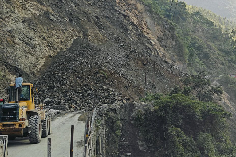 नौबिसे-मुग्लिन खण्डको पहिरो हटाइयो, मुग्लिन-नारायणगढ सडकको पहिरो हटाउने काम जारी